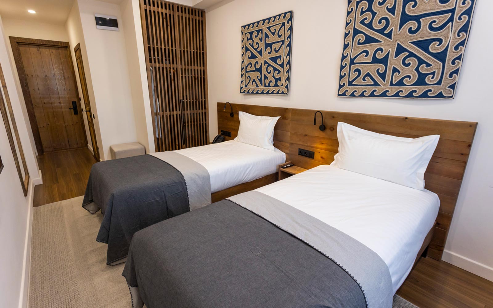 Twin Room — Photo 2
